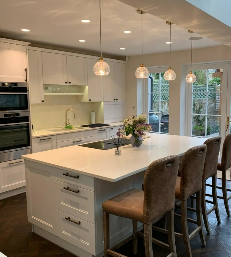 Jasna kuchnia z wyspą 